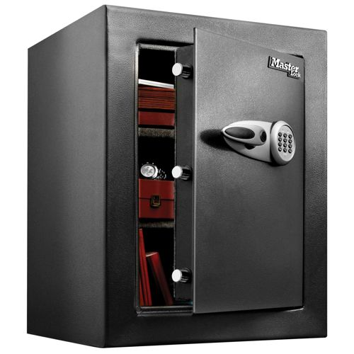 Una caja fuerte negra Master Lock está abierta, mostrando estantes con libros y cajas.