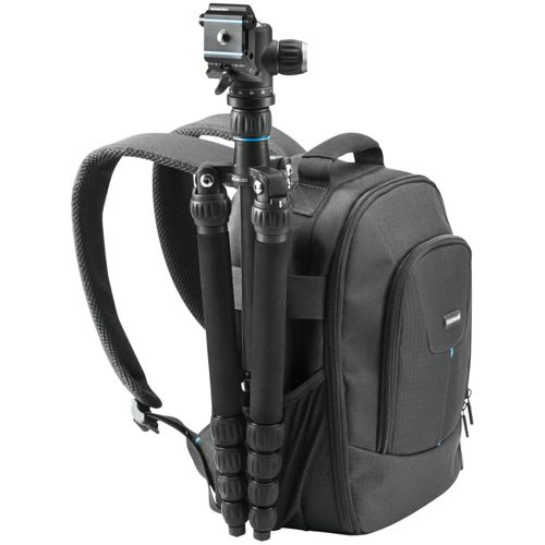 Ein schwarzer Rucksack mit einem daran befestigten Stativ an der Seite auf weißem Grund.