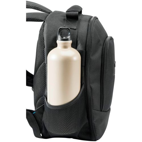 Ein beiger Wasserflaschenhalter mit einer Flasche ist an einem schwarzen Rucksack befestigt.