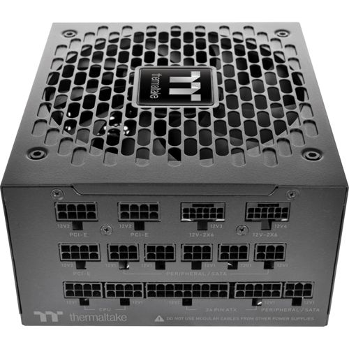 Alimentatore Thermaltake nero con griglia ventola e più porte.