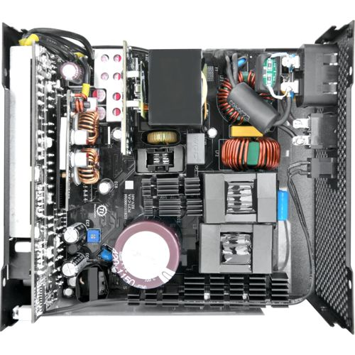Vista interna di un alimentatore con bobine, condensatori e dissipatori di calore.