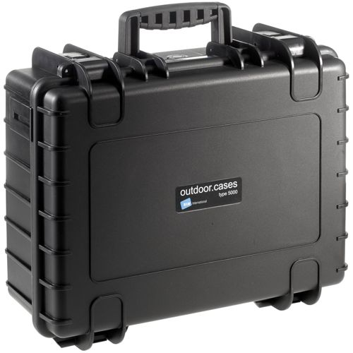 Schwarzer Hartschalenkoffer mit Griff und Riegeln. Beschriftung: outdoor.cases type 5000.