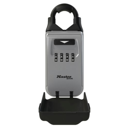 Un portachiavi Master Lock argentato con combinazione e vano aperto.