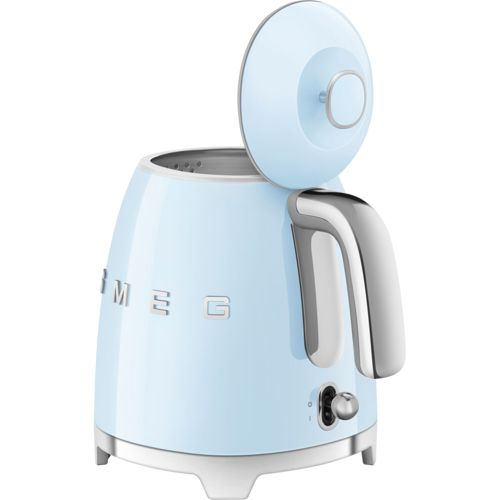 Een lichtblauwe Smeg waterkoker met open deksel en zilveren handvat.