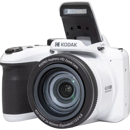 Un appareil photo Kodak PIXPRO blanc à zoom avec flash relevé.