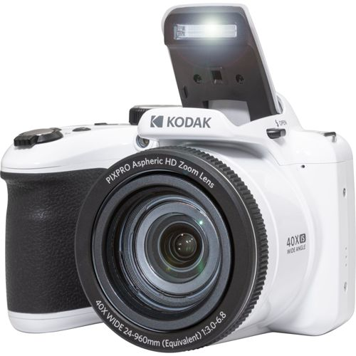 Un appareil photo Kodak blanc avec flash escamotable et objectif zoom.