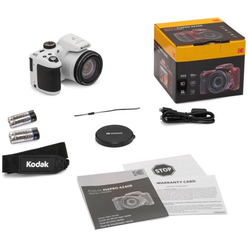 Appareil photo numérique Kodak blanc, accessoires et boîte sur fond blanc.
