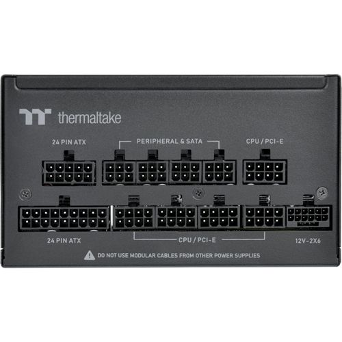 Alimentatore Thermaltake nero con porte etichettate per ATX 24 pin, Periferiche e SATA, e CPU/PCI-E.