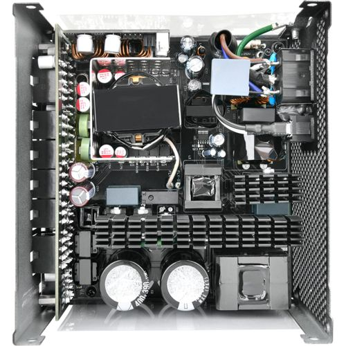 Vista interna di un alimentatore per PC con componenti e cavi.
