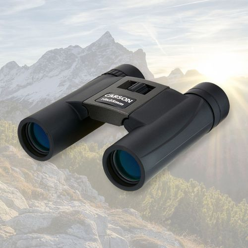 Schwarze Carson Fernglas 10x25mm vor bergiger Kulisse.