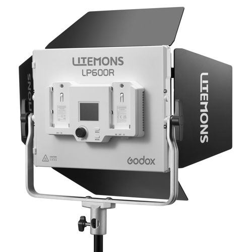 Ein weißes Studio-Licht mit schwarzen Barn Doors und einem LCD-Bildschirm.