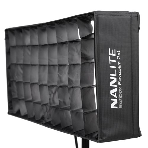 Un diffuseur softbox rectangulaire noir avec une grille à l'avant.