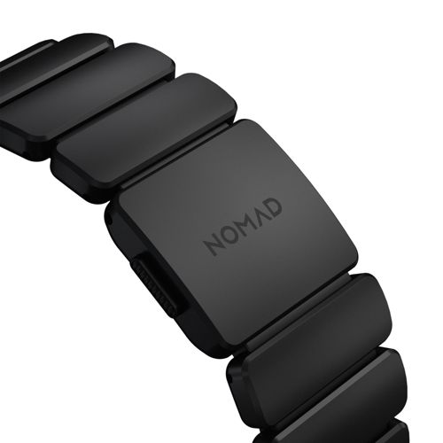 Nahaufnahme eines schwarzen Nomad-Uhrenarmbands mit Schnalle. Der Markenname ist sichtbar.