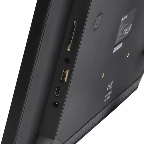 Close-up van een zwart elektronisch apparaat met USB-, Micro USB- en SD-kaartpoorten.