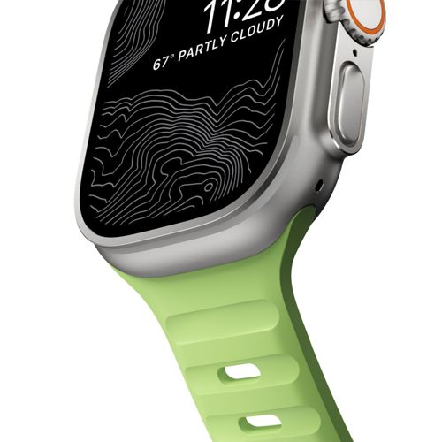 Uno smartwatch argentato con cinturino verde chiaro e quadrante topografico.
