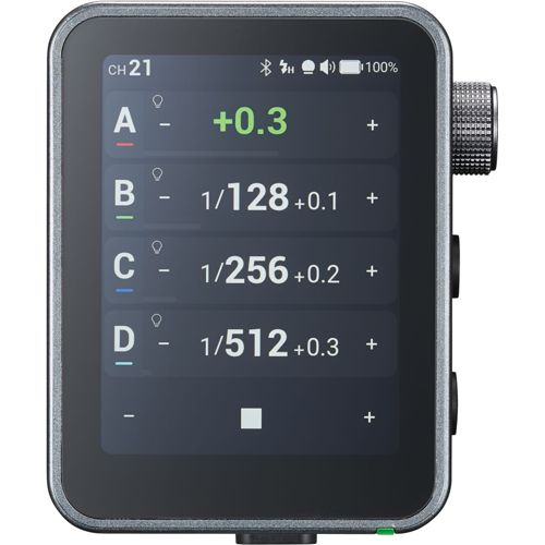 Een digitaal display toont kanaalinstellingen en waarden voor A, B, C, D.