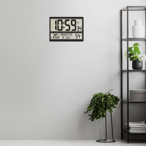 Digitaluhr zeigt 10:59, 20.8 C, Donnerstag, 18.3.2021 und 54%.