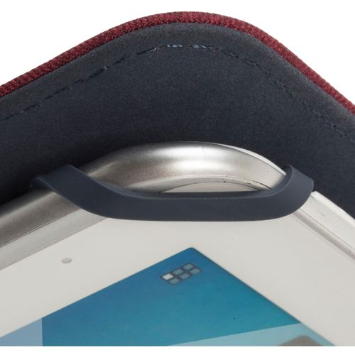 Ein Tablet mit einer blauen Hülle und einem silbernen Griff.