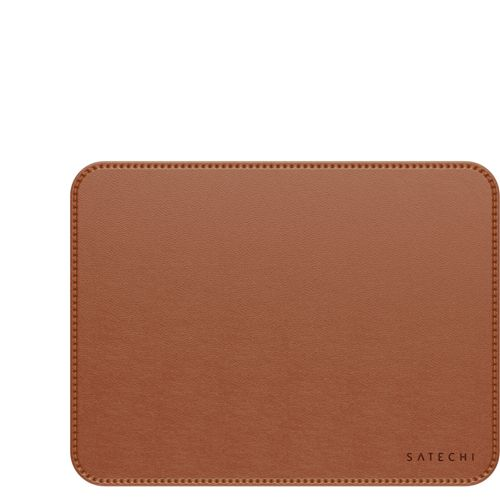Braunes Leder-Etui mit Naht und Logo unten rechts.