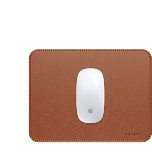 Eine weiße Apple Magic Mouse liegt auf einem braunen Leder-Satechi-Mauspad.