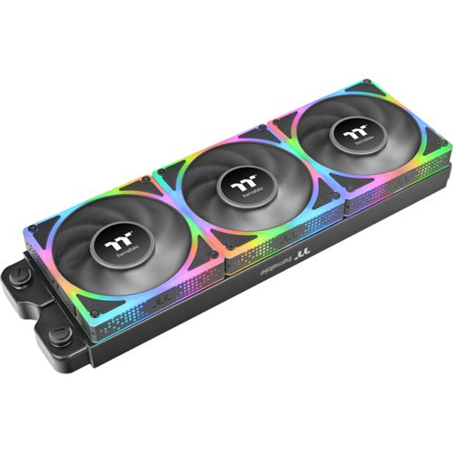 Ein schwarzer Computerlüfter mit drei Lüftern und RGB-Beleuchtung.