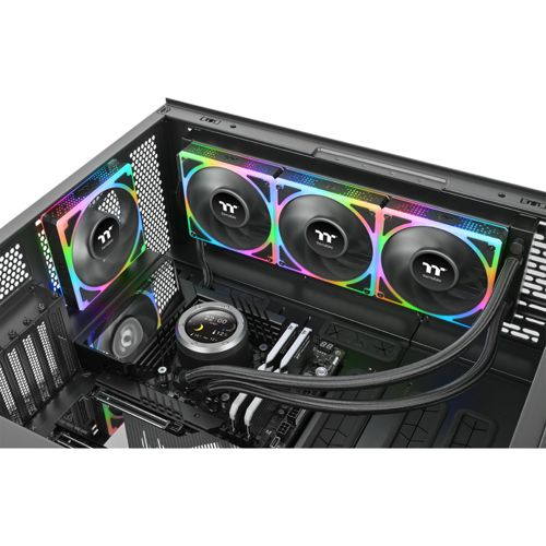 Innenraum eines Computergehäuses mit Flüssigkeitskühler, RGB-Lüftern und Motherboard.