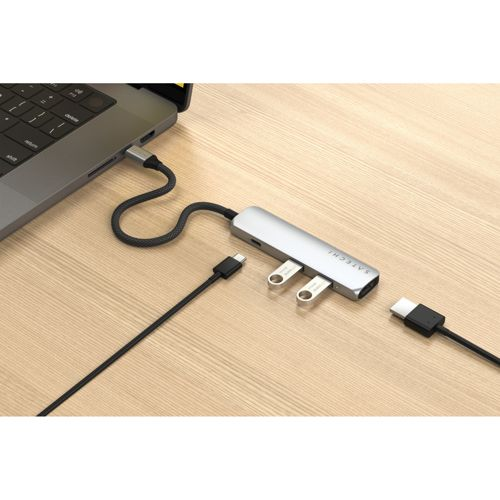 Ein silberner USB-C-Hub mit zwei USB-A-Anschlüssen ist an einen Laptop angeschlossen.