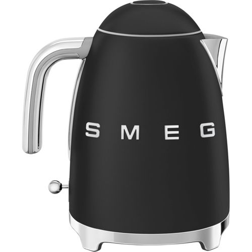 Een zwarte SMEG waterkoker met chroom handvat en voet. Tuit zichtbaar.