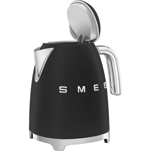 Zwarte Smeg waterkoker met open deksel en zilveren handvat.