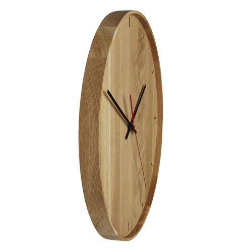 Eine hölzerne Wanduhr mit schwarzen Zeigern und einem roten Sekundenzeiger.