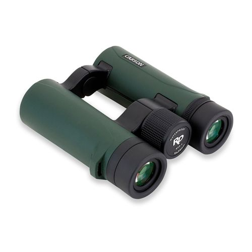 Binocolo verde Carson con rotella di messa a fuoco e copriobiettivi su sfondo bianco.