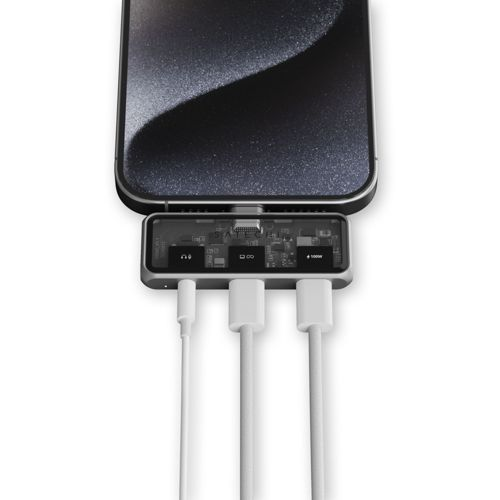 Ein Smartphone ist mit einem transparenten Hub verbunden, an dem drei weiße Kabel hängen.