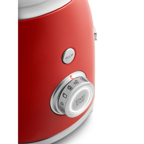 Nahaufnahme eines roten Mixers mit silbernen Bedienelementen wie Puls-Taste und Drehregler.