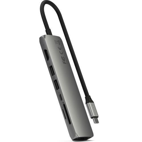 Un concentrador USB-C plateado con puertos HDMI, USB-A, tarjeta SD y cable trenzado.