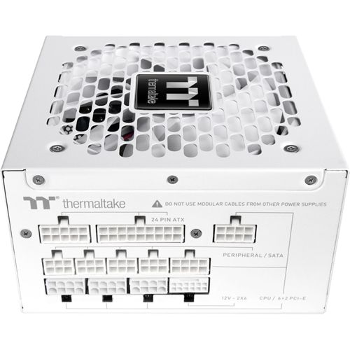 Un alimentatore Thermaltake bianco con varie porte e marchio.