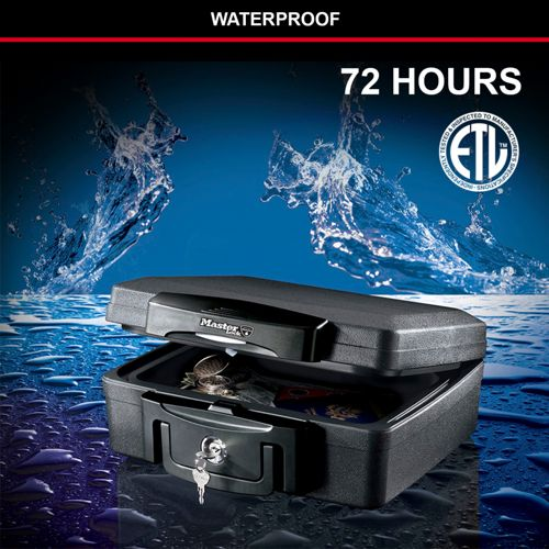 Caja fuerte negra Master Lock, abierta con salpicaduras de agua y texto "IMPERMEABLE 72 HORAS".