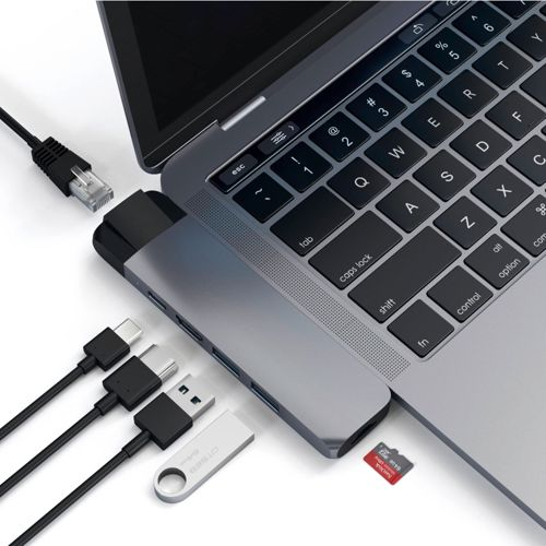 Ein Laptop mit angeschlossenem USB-C-Hub, Ethernet-Kabel, USB-Stick und microSD-Karte.