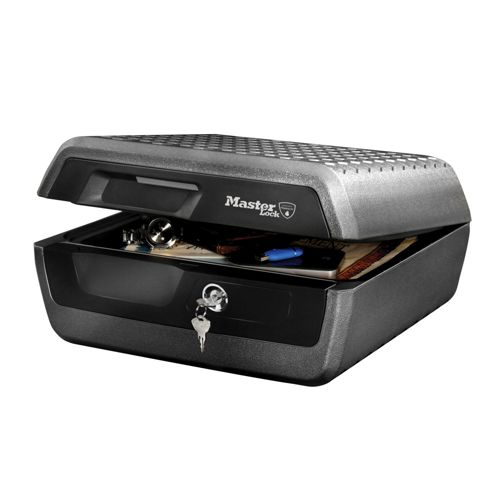 Una caja fuerte gris Master Lock con la tapa abierta, que contiene llaves y documentos.