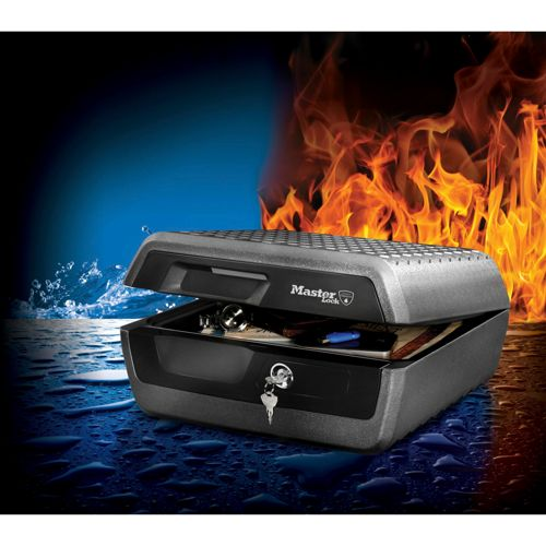 Caja fuerte ignífuga con llave, rodeada de agua y fuego.