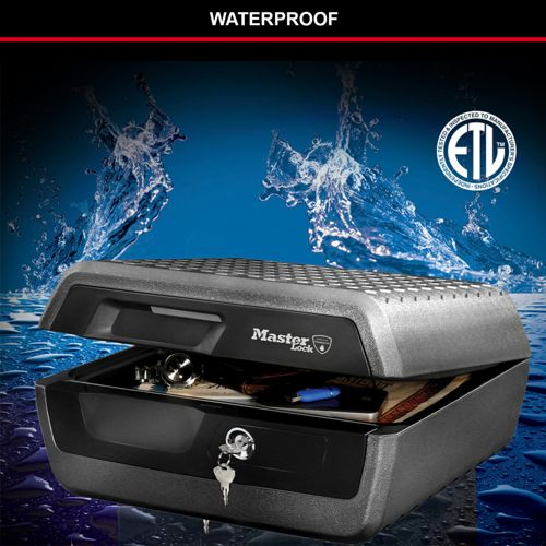 Caja fuerte impermeable Master Lock con llave, abierta, mostrando documentos y un bolígrafo azul.