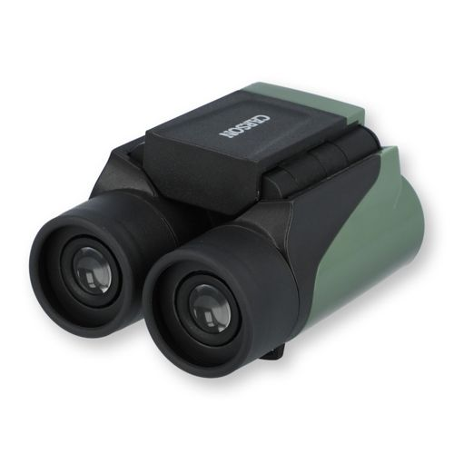 Un binocolo compatto Carson nero e verde su sfondo bianco.