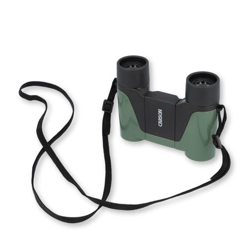 Binocolo verde e nero con cinghia da collo su sfondo bianco.