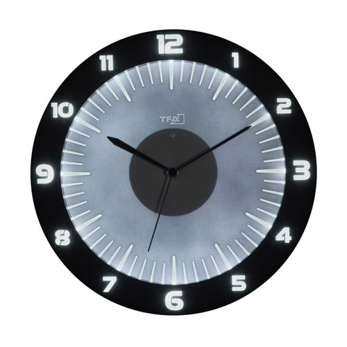 Eine runde Wanduhr mit schwarzen Ziffern und leuchtenden Markierungen auf grauem Hintergrund.