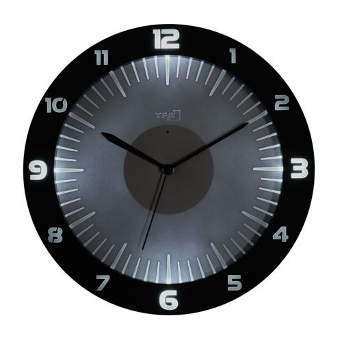 Eine schwarze Wanduhr mit silbernem Zifferblatt und leuchtenden Zahlen.