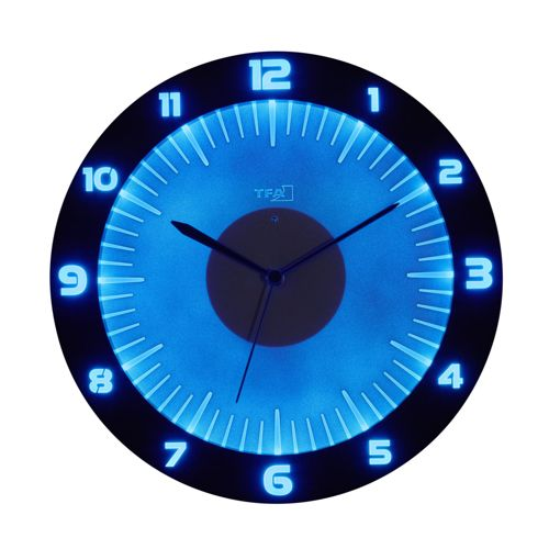 Eine leuchtend blaue Wanduhr mit schwarzen Zahlen und Zeigern auf weißem Hintergrund.