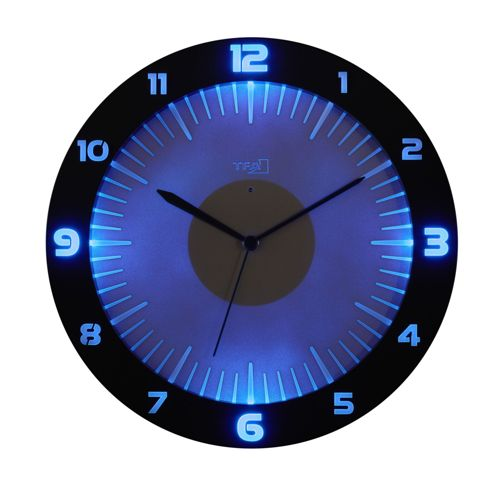 Eine runde Wanduhr mit schwarzem Rahmen, blau beleuchteten Ziffern und Stundenmarkierungen.