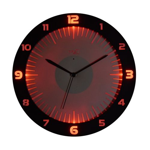Eine schwarze Wanduhr mit roten leuchtenden Zahlen und Strichen.