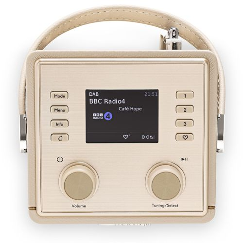 Une radio DAB beige avec des boutons argentés et une poignée en cuir.
