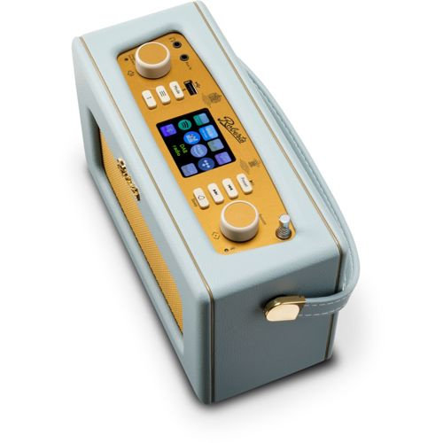 Een lichtblauwe retro radio met gouden voorpaneel en klein scherm.