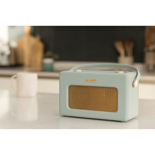 Een lichtblauwe retro radio met een gouden luidsprekergrill staat op een marmeren oppervlak.